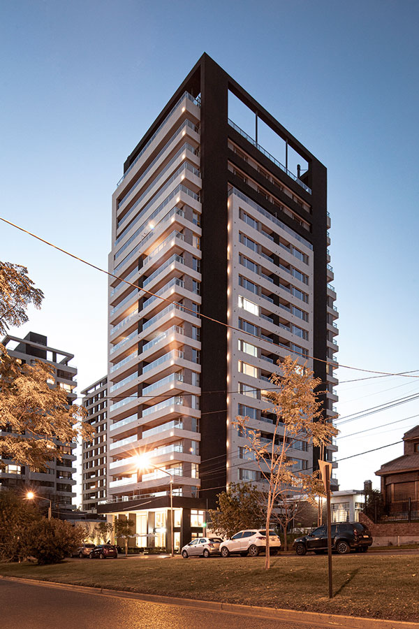 Vista completa exterior nocturna de edificio Assur